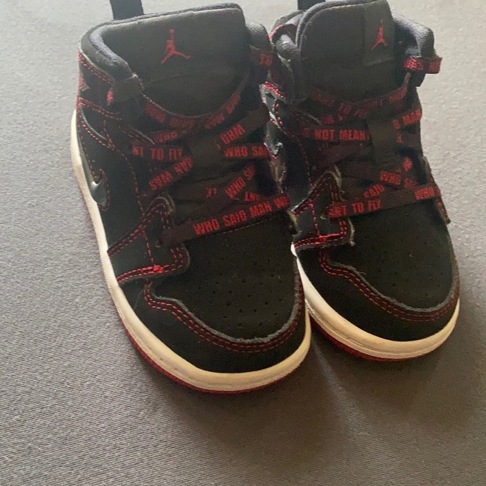 Toddler Nike red and black size 6c